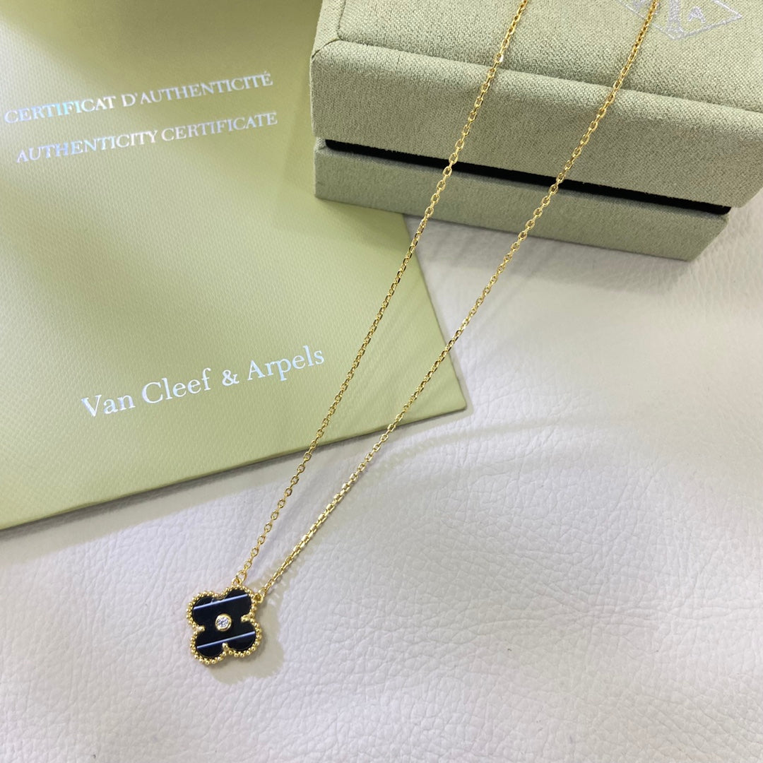 VAN2 New Arrival Single Crystal Stripe Four‑Leaf Clover Pendant Necklace Fashion Daily Jewelry