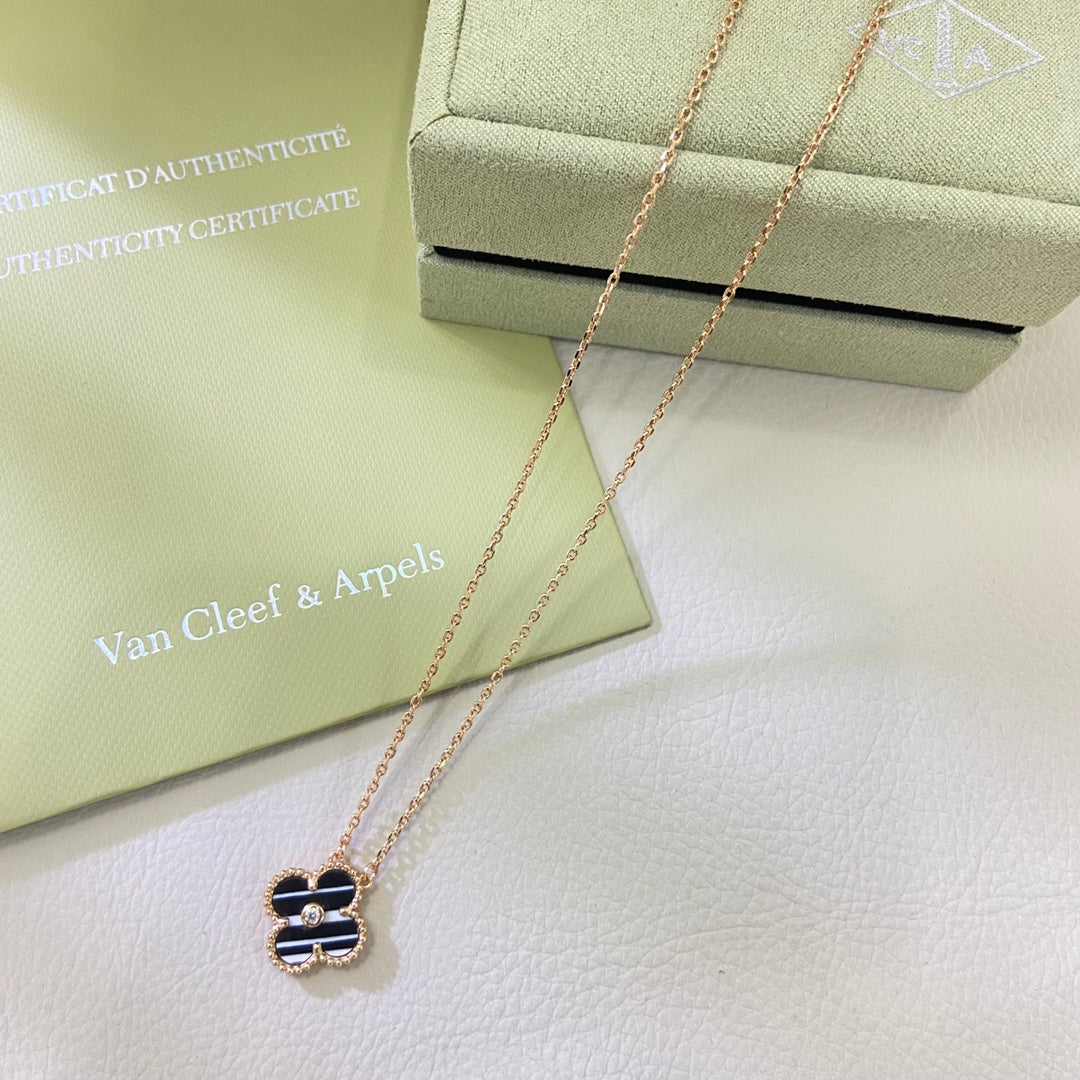 VAN2 New Arrival Single Crystal Stripe Four‑Leaf Clover Pendant Necklace Fashion Daily Jewelry