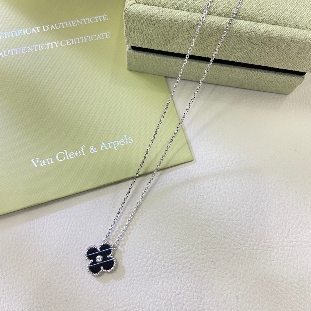 VAN2 New Arrival Single Crystal Stripe Four‑Leaf Clover Pendant Necklace Fashion Daily Jewelry